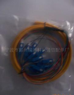 供應(yīng)自產(chǎn)自磨12芯SC束裝光纖跳線 高密度布線與高效傳輸?shù)膬?yōu)選方案